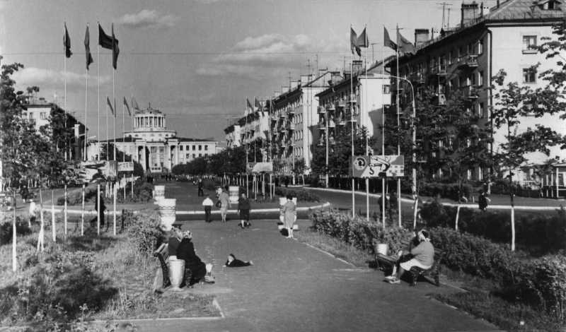 Рассматривая старые фотографии