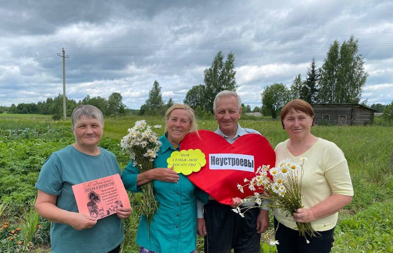 Поздравили семейные пары