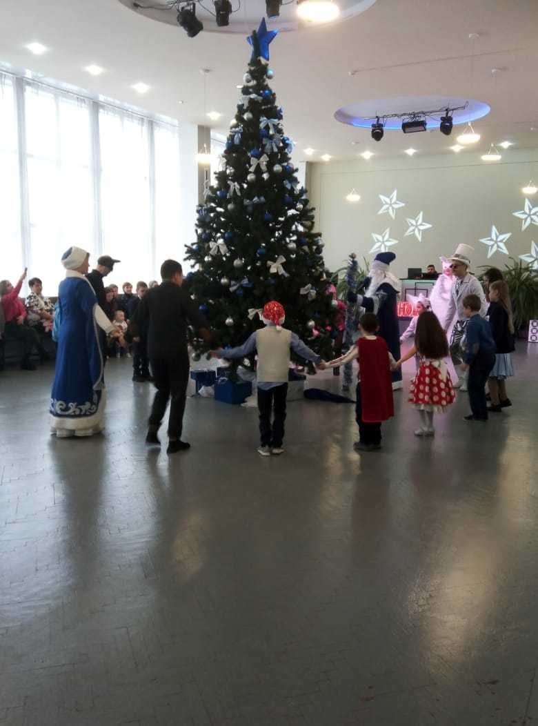В Тоншаевском РДК прошло новогоднее представление «Снежные разборки у новогодней ёлки»